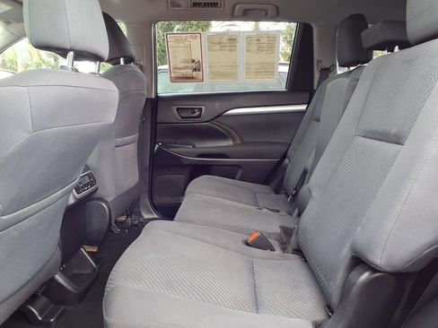 Used 2019 Toyota Highlander LE w/ Carpet Mat Package (TMS) image 10