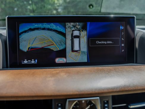 Used 2020 Lexus LX 570 4WD w/ Luxury Package image 21