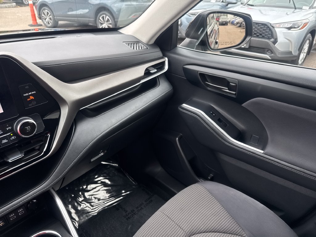 Used 2023 Toyota Highlander LE FWD image 32