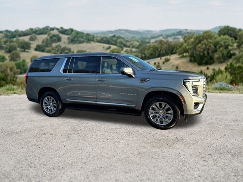 Used 2025 GMC Yukon XL Denali AWD/4WD image 14