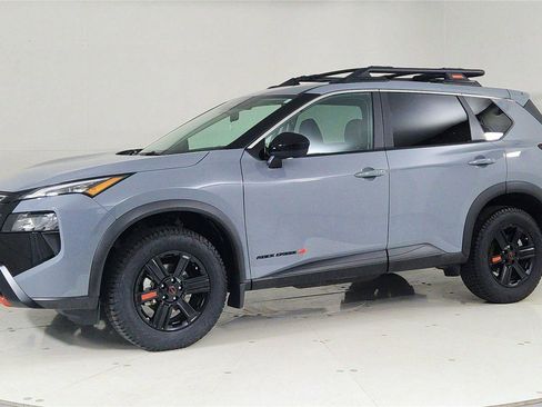 Used 2025 Nissan Rogue SV image 3