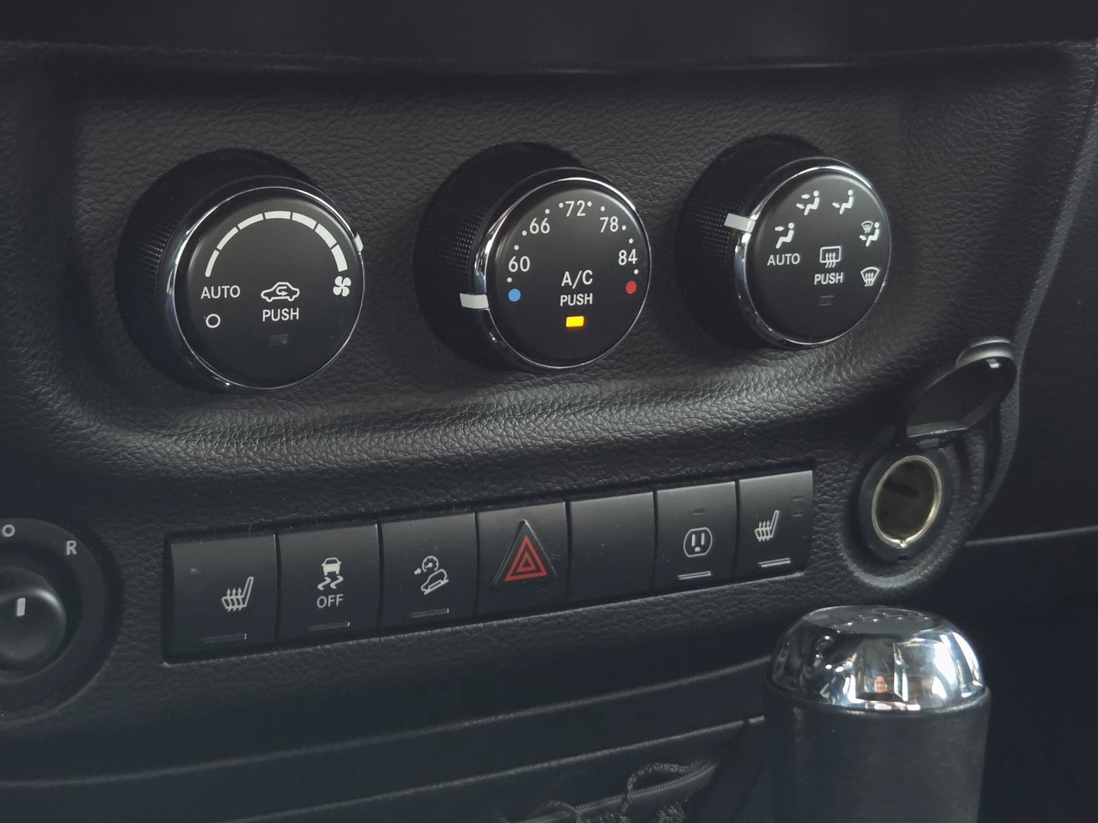 Used 2017 Jeep Wrangler Unlimited Rubicon w/ Connectivity Group AWD/4WD image 16