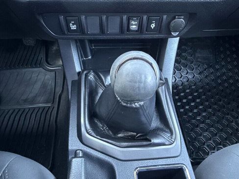 Used 2017 Toyota Tacoma TRD Sport AWD/4WD image 32