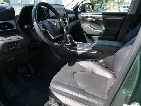 Used 2023 Toyota Highlander Platinum FWD image 12