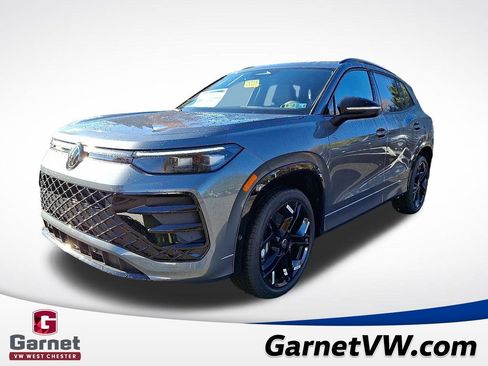 New 2025 Volkswagen Tiguan SE R-Line image 2