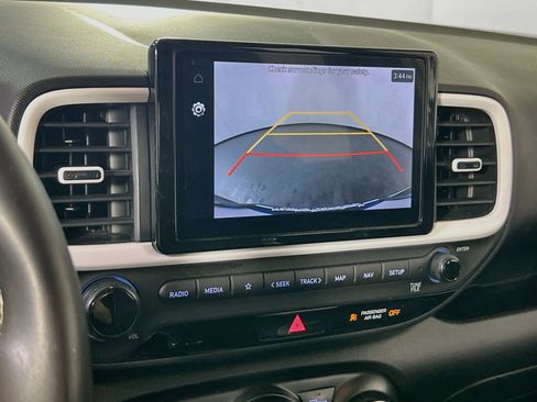 Used 2023 Hyundai Venue Limited FWD image 14