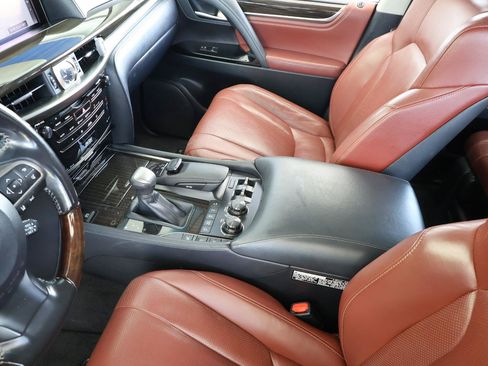 Used 2016 Lexus LX 570 4WD w/ Luxury Package image 39