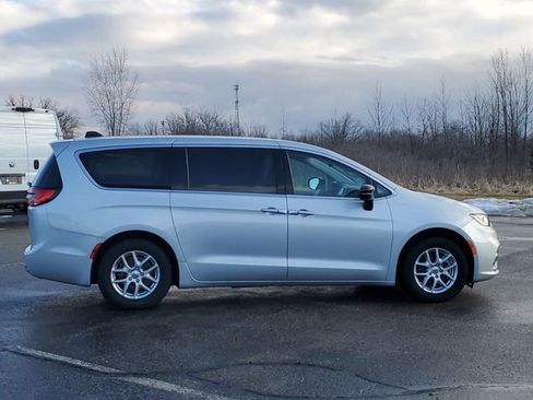 Used 2024 Chrysler Pacifica Touring-L image 9