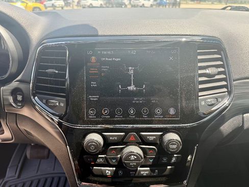 Used 2020 Jeep Grand Cherokee Laredo w/ 18" Wheel & 8.4" Radio Group image 21