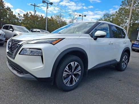 Used 2023 Nissan Rogue SV image 3