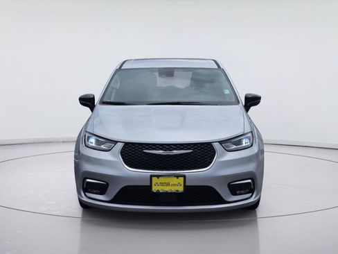 Used 2024 Chrysler Pacifica Touring-L FWD image 2