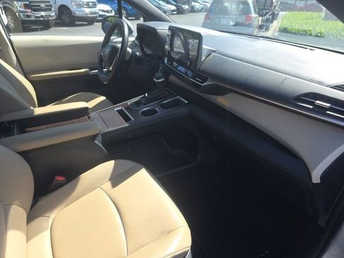 Used 2021 Toyota Sienna XLE FWD image 12