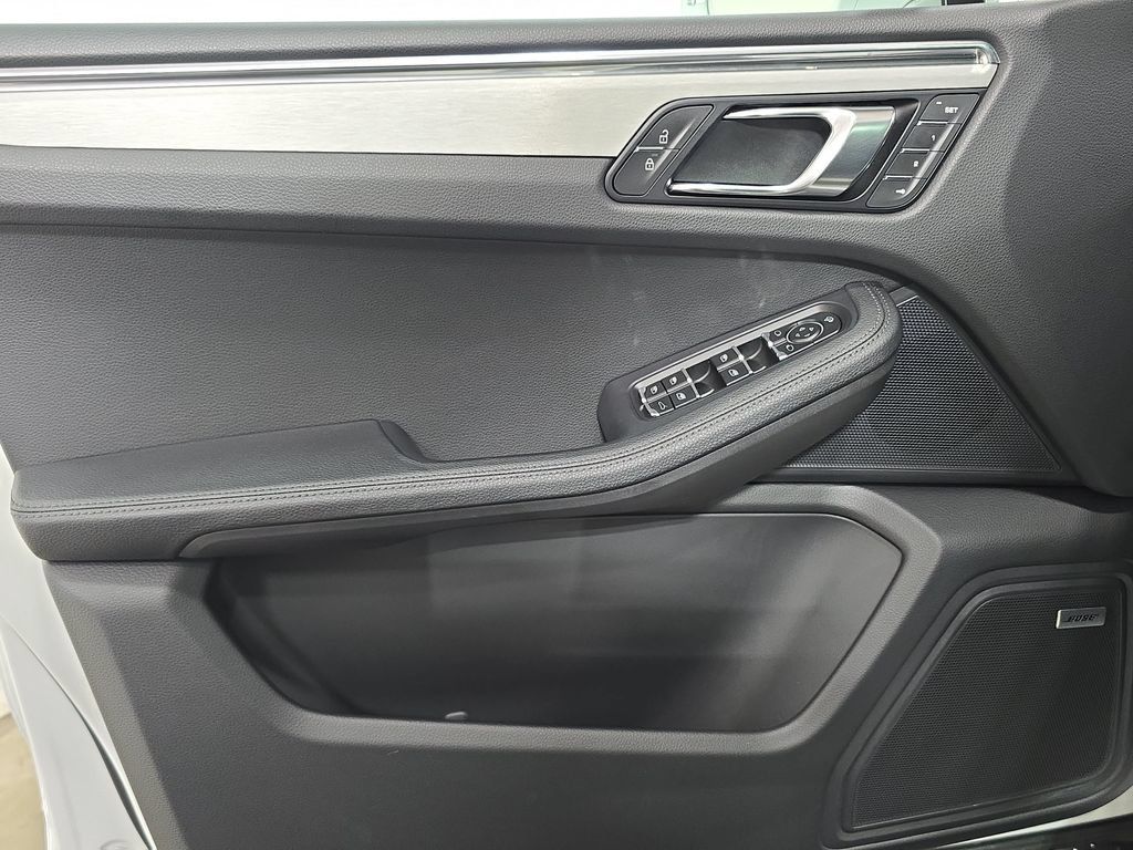 Certified 2026 Porsche Macan AWD/4WD image 22