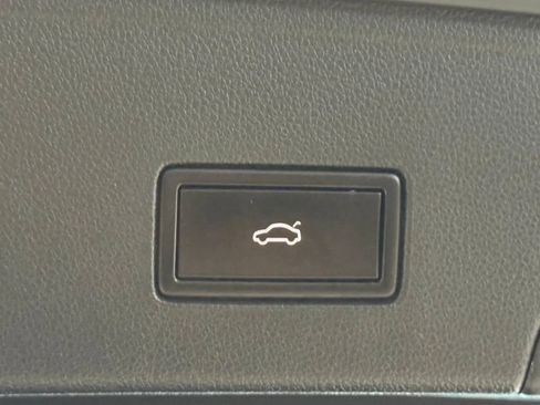 Used 2020 Volkswagen Atlas Cross Sport SE w/ Panoramic Sunroof Package FWD image 24