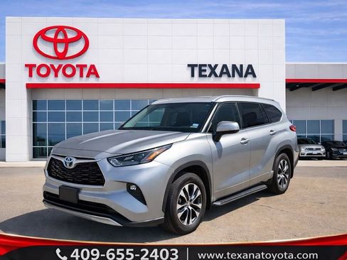 Used 2023 Toyota Highlander XLE image 2
