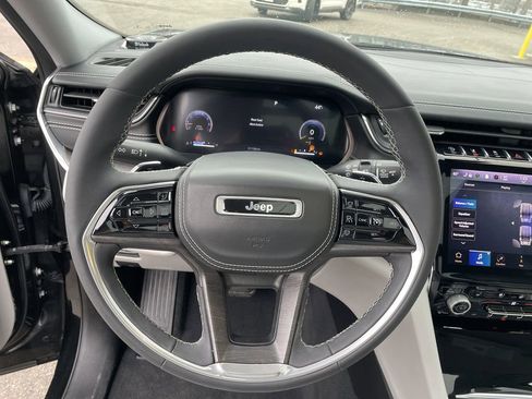 Used 2023 Jeep Grand Cherokee Overland image 16