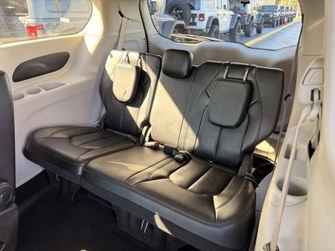 Used 2023 Chrysler Pacifica Touring-L image 16