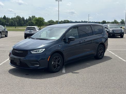 Used 2023 Chrysler Pacifica Touring-L w/ S Appearance Package FWD image 4