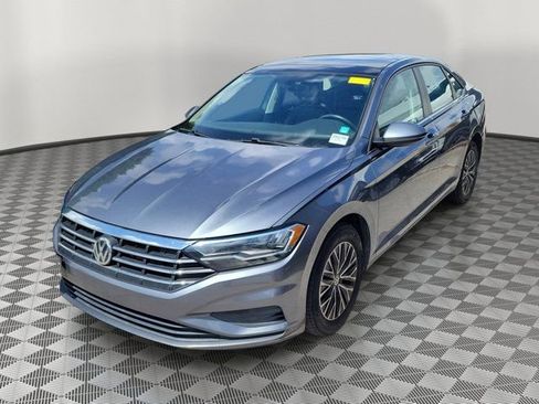 Used 2019 Volkswagen Jetta SE w/ Cold Weather Package FWD image 2