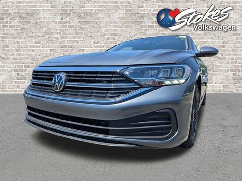 Certified 2024 Volkswagen Jetta SE w/ Panoramic Sunroof Package FWD image 8