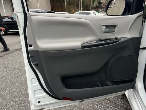 Used 2018 Toyota Sienna LE image 10