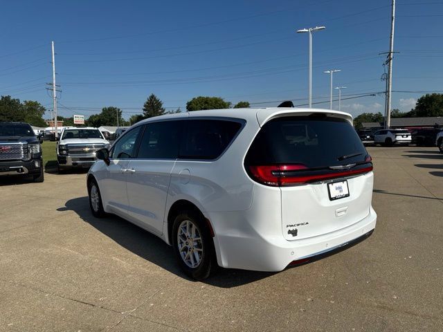 Used 2024 Chrysler Pacifica Touring-L FWD image 5