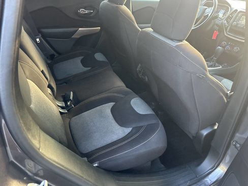 Used 2018 Jeep Cherokee Latitude w/ Altitude Package FWD image 22