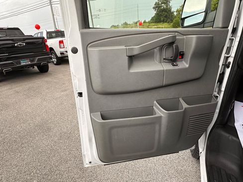 Used 2018 Chevrolet Express 2500 Extended RWD image 23