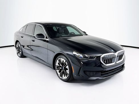Used 2025 BMW i5 eDrive40i w/ Premium Package RWD image 3