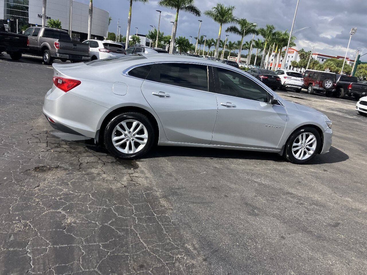 Used 2018 Chevrolet Malibu LT w/ Driver Confidence Package FWD image 2