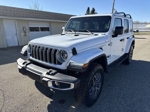 Used 2025 Jeep Wrangler Sahara w/ Technology Group image 8