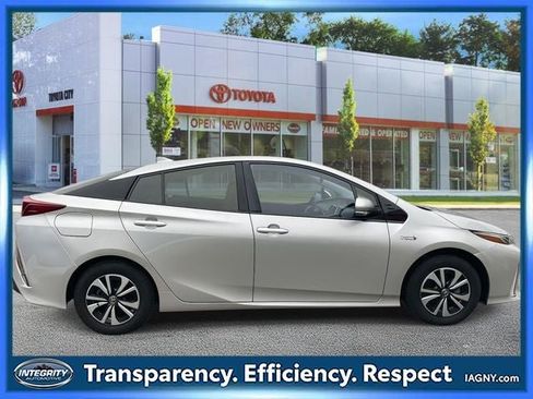 Certified 2017 Toyota Prius Prime Plus image 5