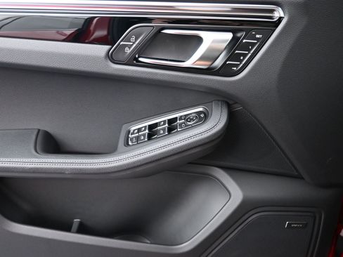Certified 2025 Porsche Macan image 12