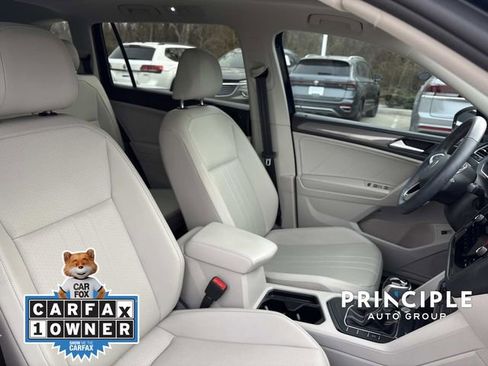 Used 2023 Volkswagen Tiguan SE w/ Panoramic Sunroof Package image 31