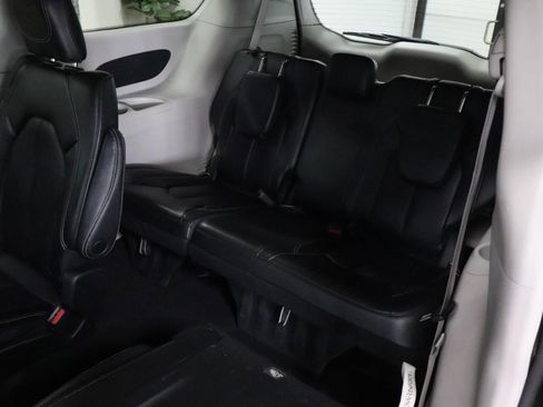 Used 2023 Chrysler Pacifica Touring-L FWD image 20