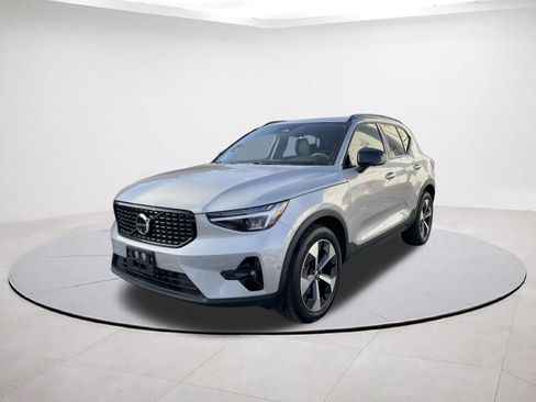 Used 2025 Volvo XC40 B5 Plus image 3