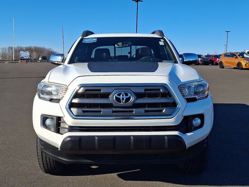 Used 2016 Toyota Tacoma Limited image 2