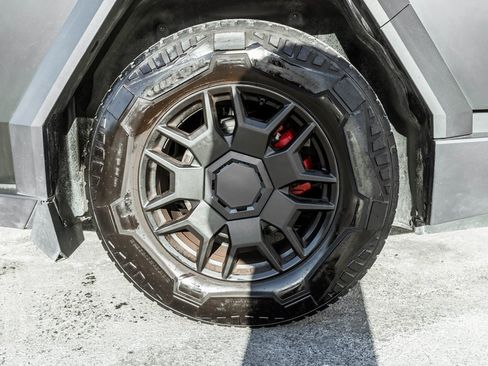 Used 2024 Tesla Cybertruck AWD Crew Cab image 35