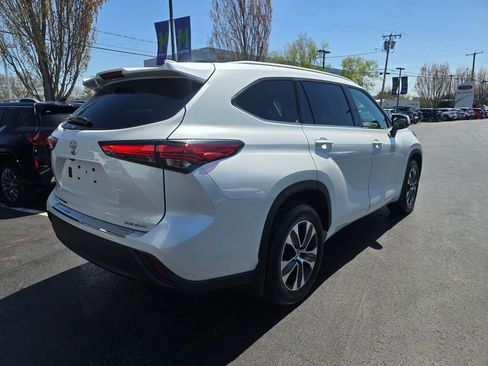 Used 2022 Toyota Highlander XLE AWD/4WD image 7