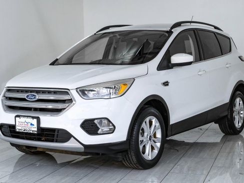 Used 2018 Ford Escape SE w/ SE Sync 3 Package AWD/4WD image 4