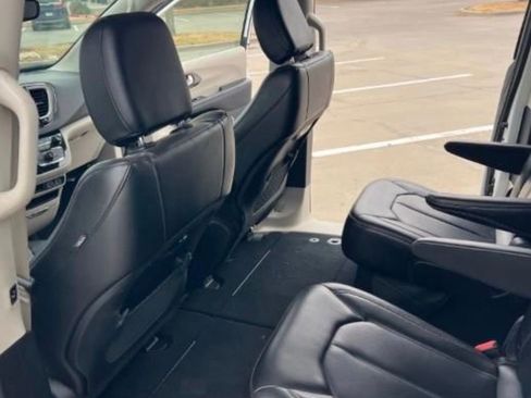 Used 2023 Chrysler Pacifica Touring-L image 9
