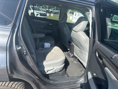 Used 2024 Toyota Highlander Platinum FWD image 30
