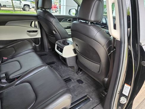 Used 2022 Kia Carnival LX FWD image 12