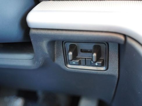 Certified 2025 Ford Expedition Active image 36