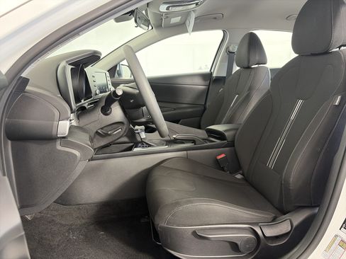 Certified 2022 Hyundai Elantra SEL FWD image 9