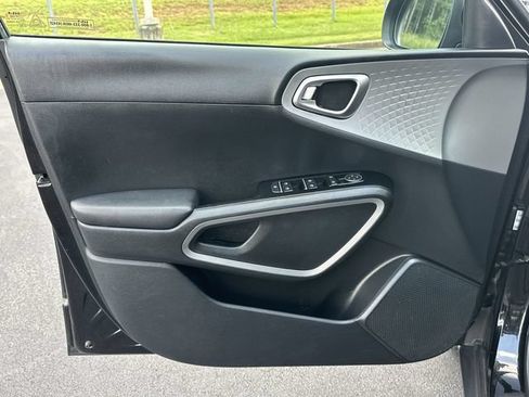 Used 2023 Kia Soul LX FWD image 19