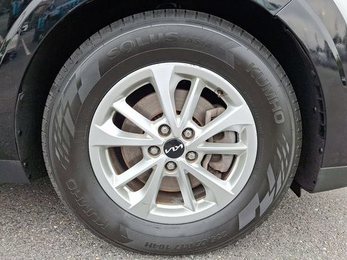 Used 2024 Kia Carnival LX FWD image 8