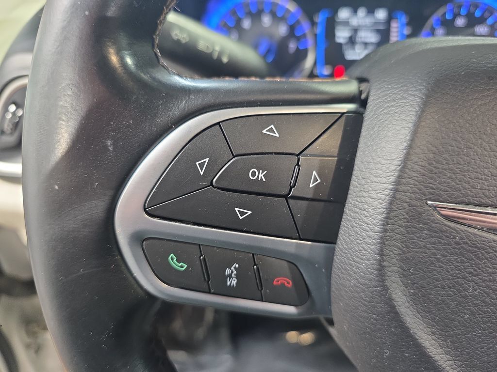 Used 2017 Chrysler Pacifica Touring-L w/ Tire & Wheel Group FWD image 19