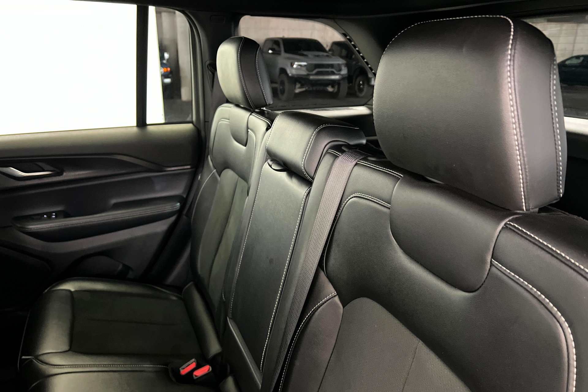 Used 2025 Jeep Grand Cherokee Altitude AWD/4WD image 21