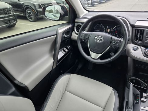 Used 2018 Toyota RAV4 Limited image 11